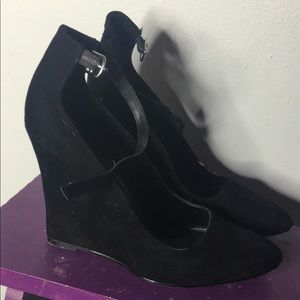 Black wedge heels